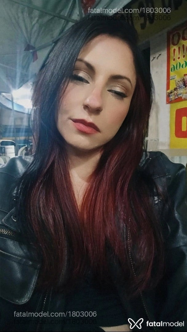 Acompanhante mulher ruiva (o) de olhos pretos - Beatriz Torugo