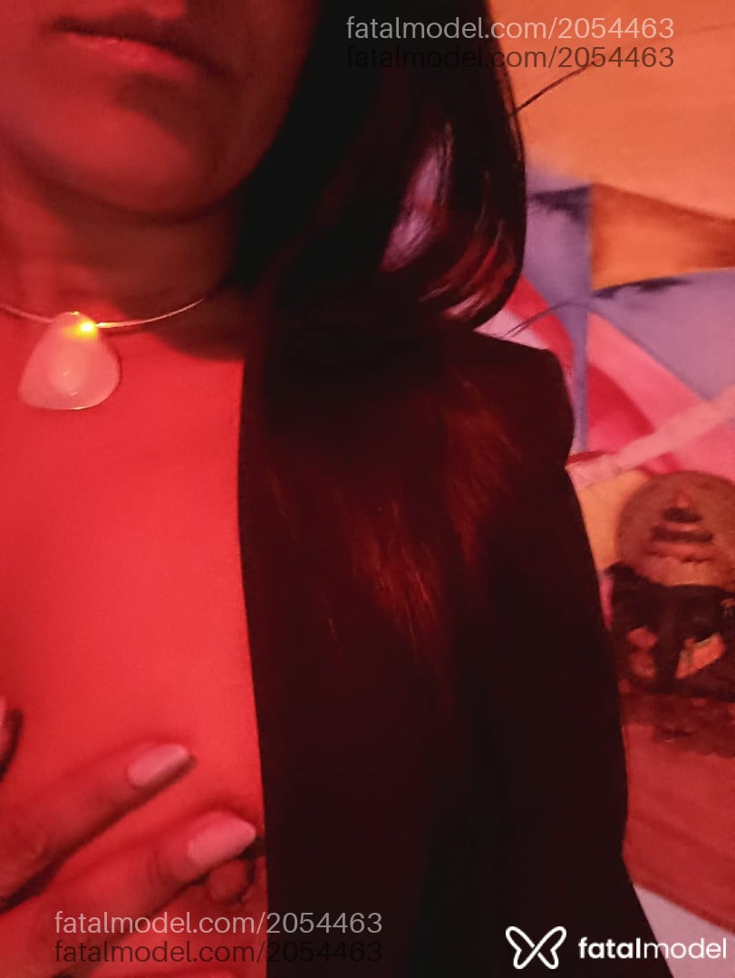 Acompanhante mulher morena (o) de olhos pretos - Tais