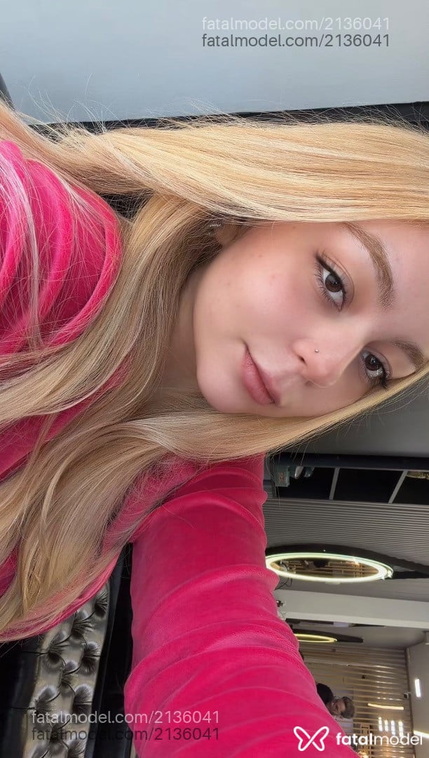 Acompanhante mulher loira (o) de olhos castanhos - Nicole