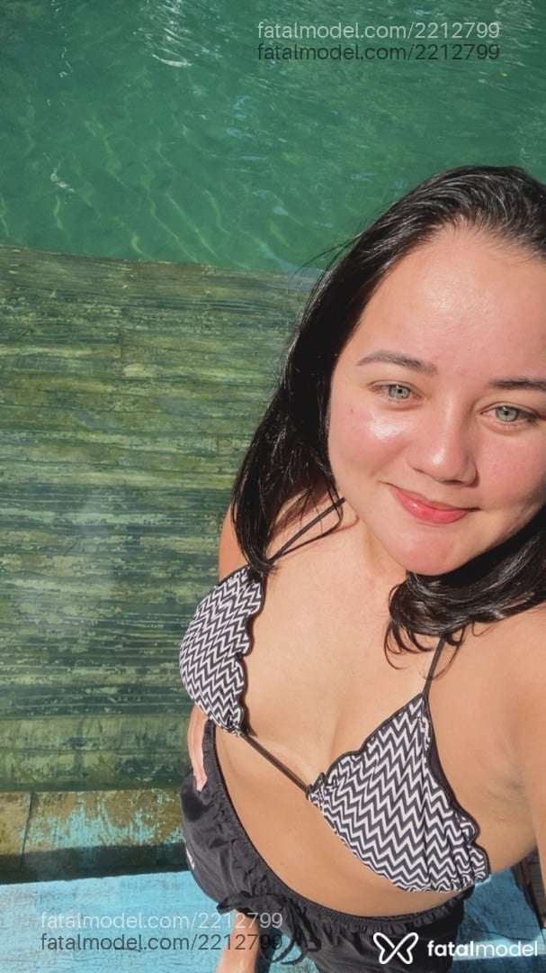 Acompanhante mulher morena (o) de olhos azuis - Izadora