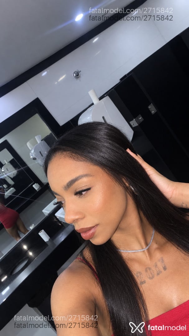 Acompanhante mulher com cabelo castanho de olhos pretos - Mila