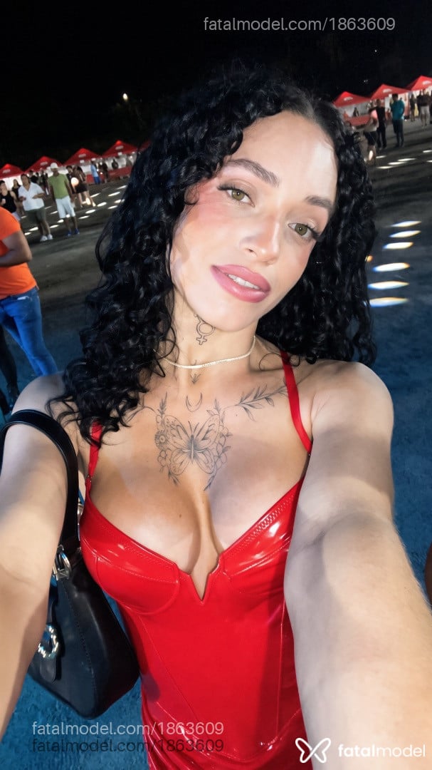 Acompanhante mulher trans morena (o) de olhos verdes - Luany