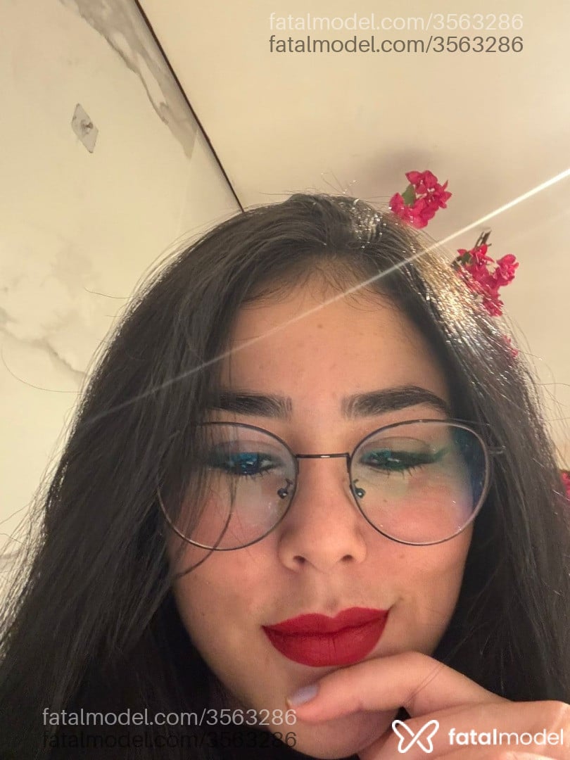 Acompanhante mulher morena (o) de olhos castanhos - Thalia