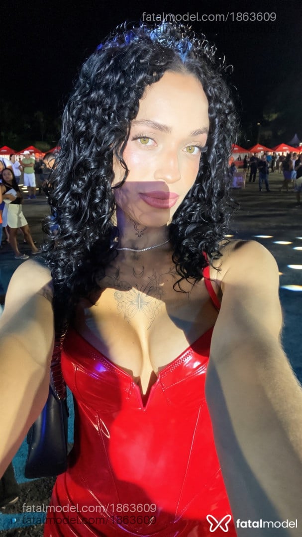 Acompanhante mulher trans morena (o) de olhos verdes - Luany