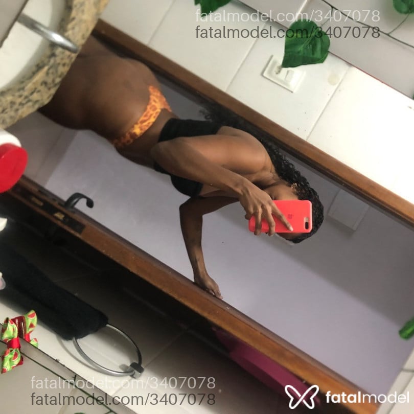 Acompanhante mulher morena (o) de olhos verdes - Ninfetalinda