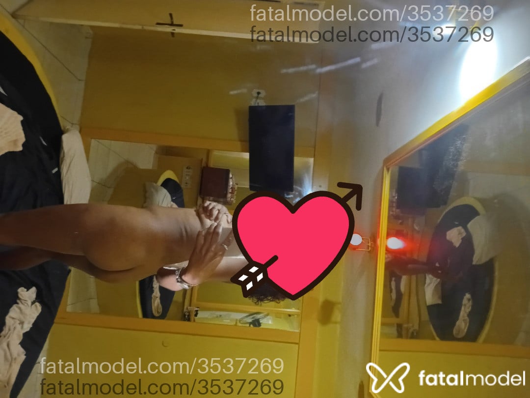 Acompanhante mulher com cabelo colorido de olhos castanhos - Pérola Silva