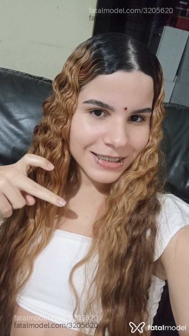 Acompanhante mulher trans com cabelo castanho de olhos castanhos - Evellyn Thays