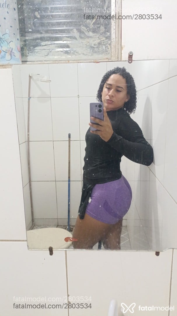 Acompanhante mulher trans morena (o) de olhos pretos - Vitora