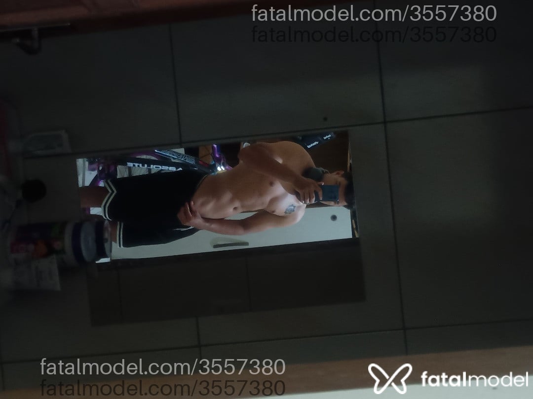 Acompanhante homem com cabelo castanho de olhos castanhos - Hateboy
