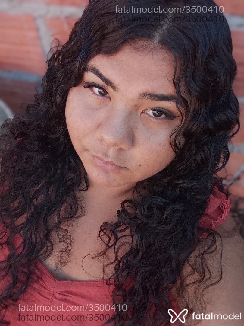 Acompanhante mulher morena (o) de olhos pretos - Bonekaz