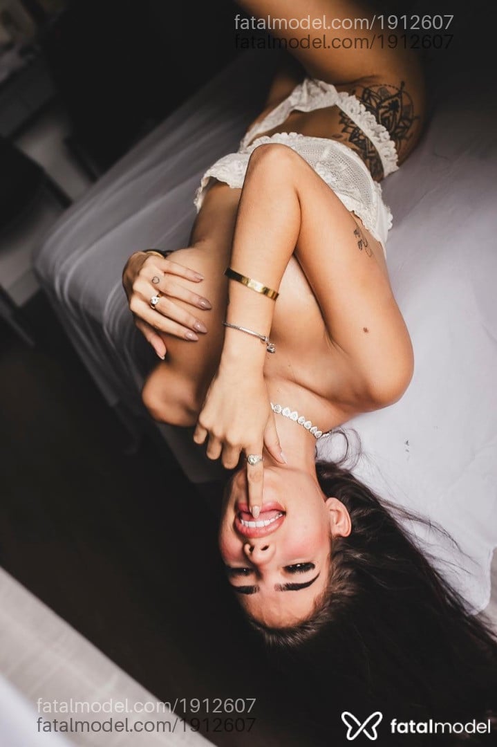 Acompanhante mulher morena (o) de olhos castanhos - Lavinia frança