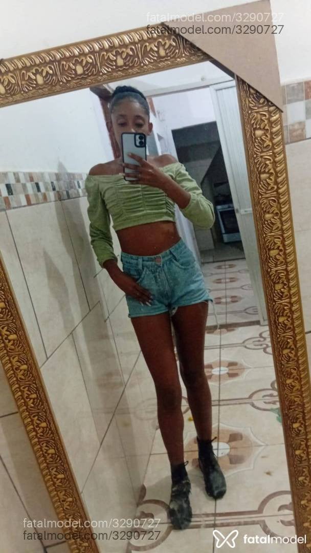 Acompanhante mulher morena (o) de olhos pretos - Camila