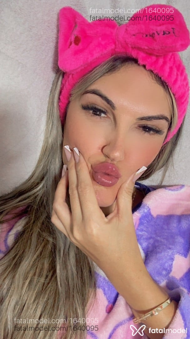 Acompanhante mulher trans loira (o) de olhos pretos - Poliane