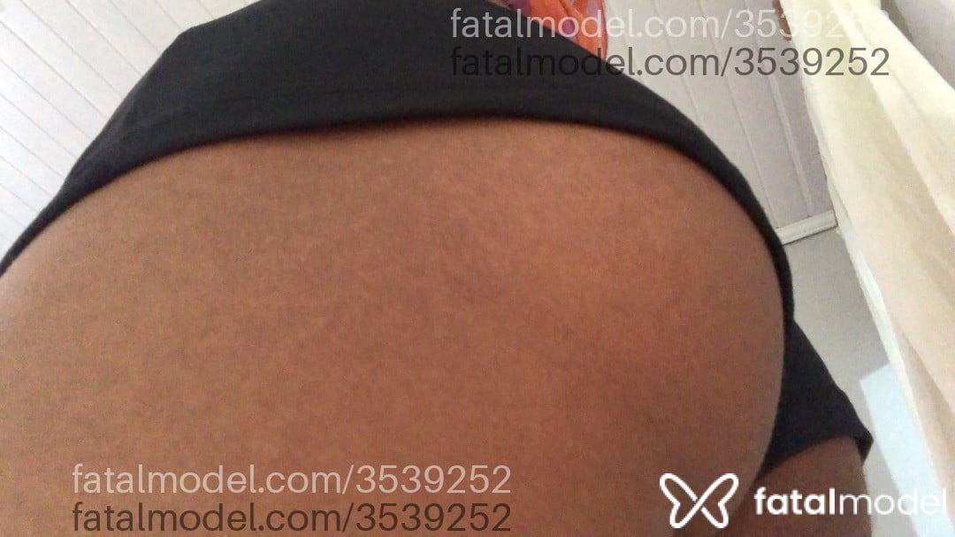 Acompanhante mulher trans com cabelo castanho de olhos pretos - Eduarda