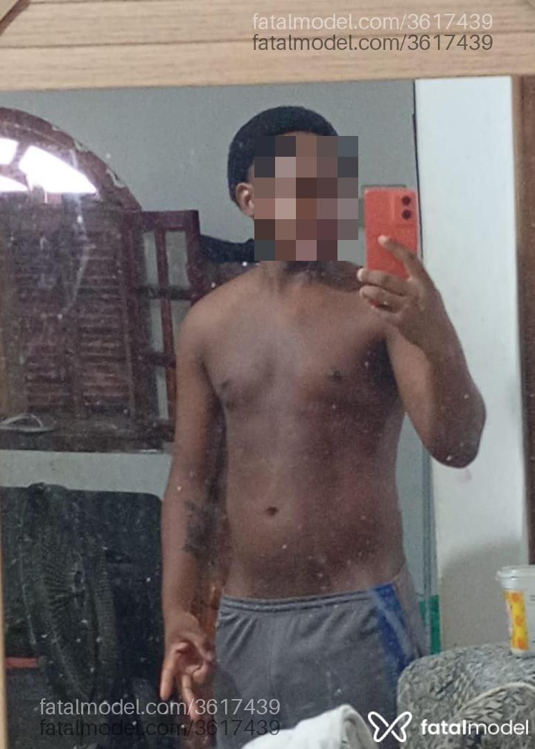 Acompanhante homem sem cabelo de olhos castanhos - Blackpanter
