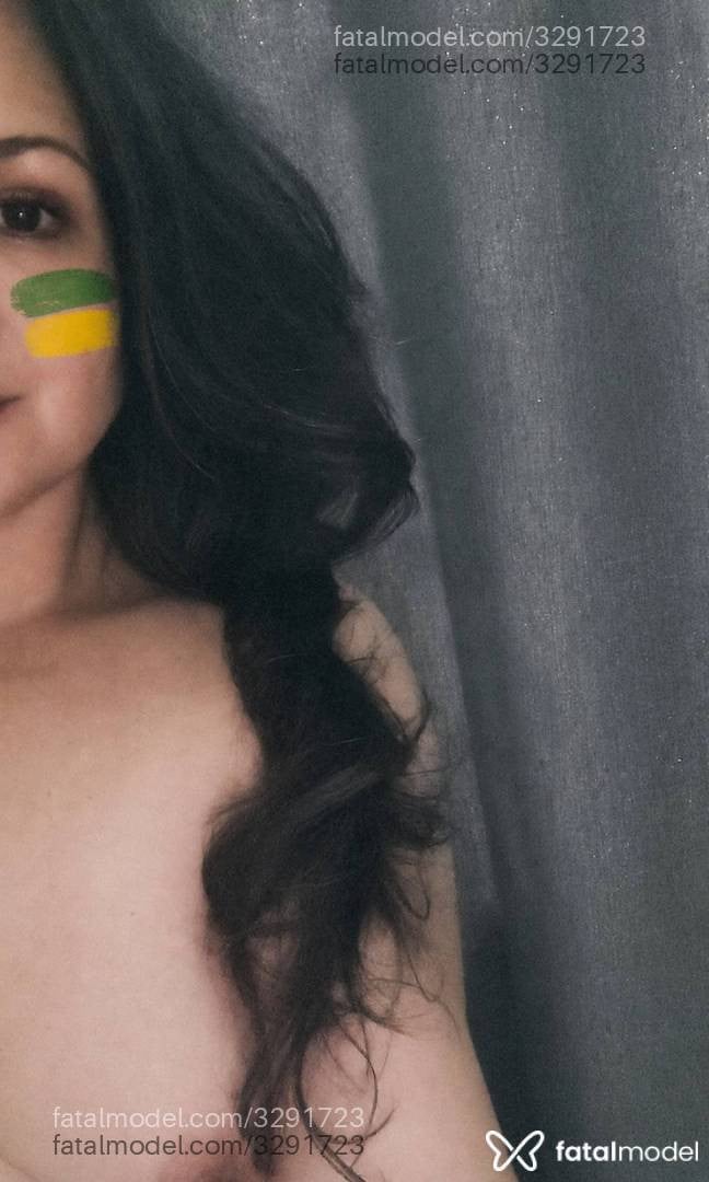 Acompanhante mulher com cabelo castanho de olhos castanhos em Curitiba Acompanhante mulher com cabelo castanho de olhos castanhos em Curitiba - Cintia