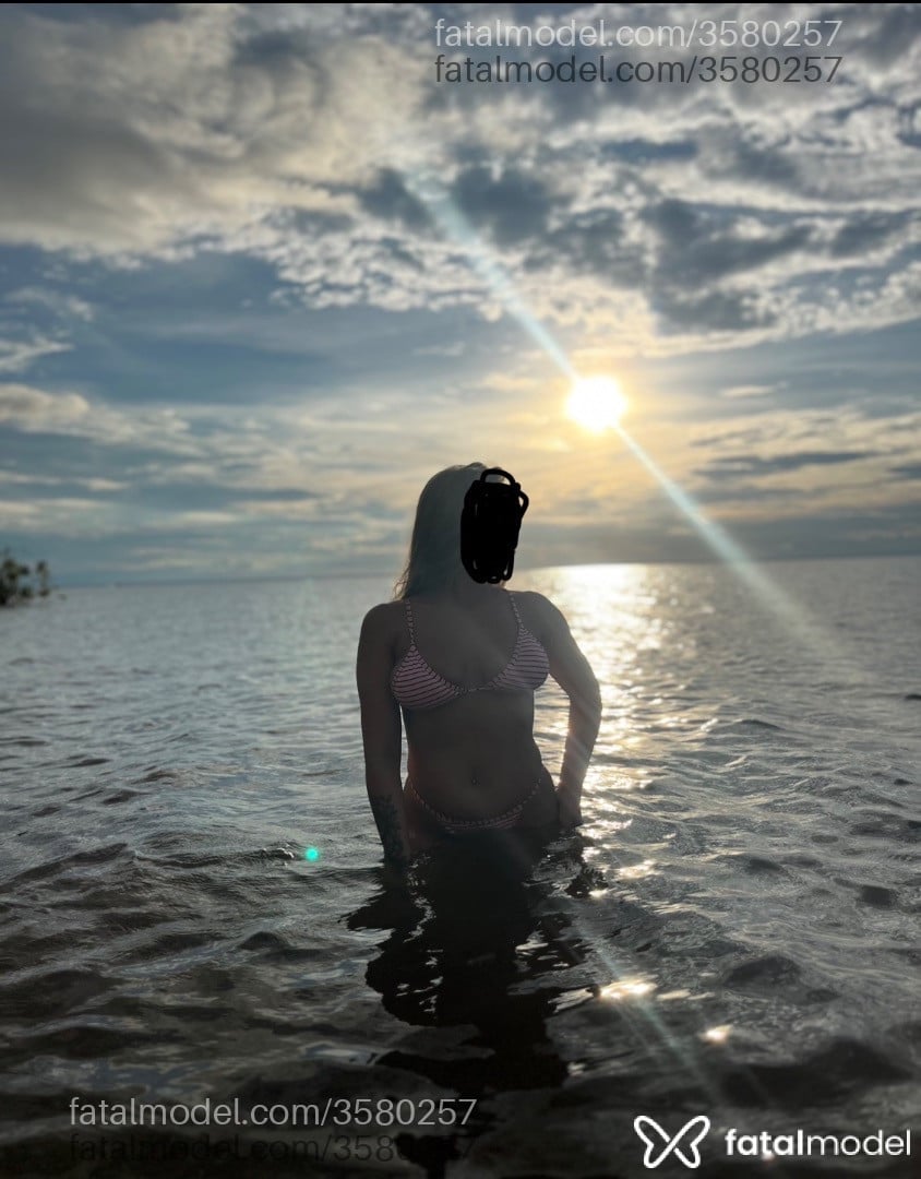 Acompanhante mulher loira (o) de olhos castanhos - Mayah