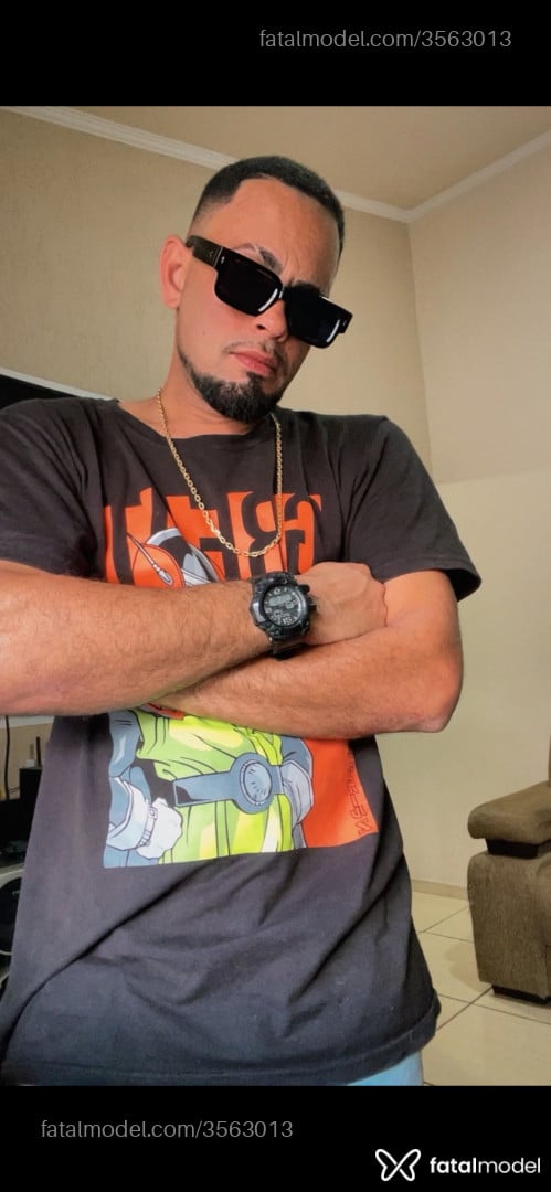 Acompanhante homem com cabelo castanho de olhos castanhos - Jotaferraz