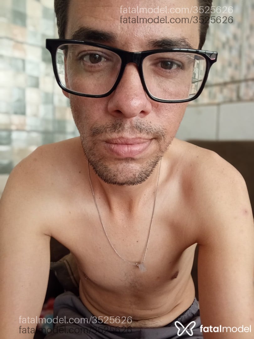 Acompanhante homem com cabelo castanho de olhos castanhos - Freitas