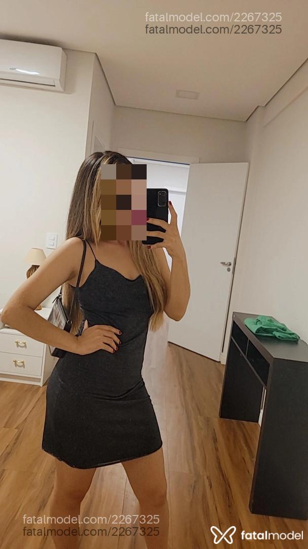 Acompanhante mulher com cabelo colorido de olhos pretos - Laura Mello