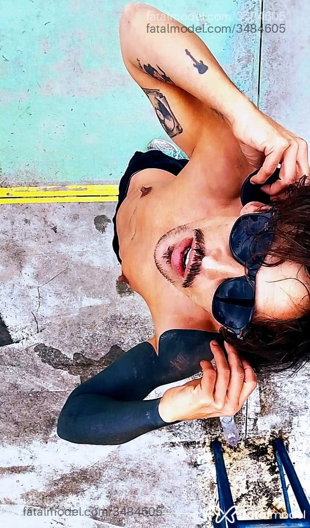 Acompanhante homem trans com cabelo castanho de olhos castanhos - Seuhomemtrans