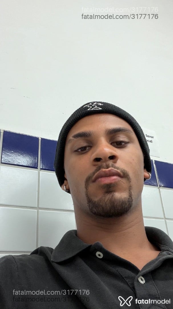 Acompanhante homem com cabelo castanho de olhos mel - Tauan