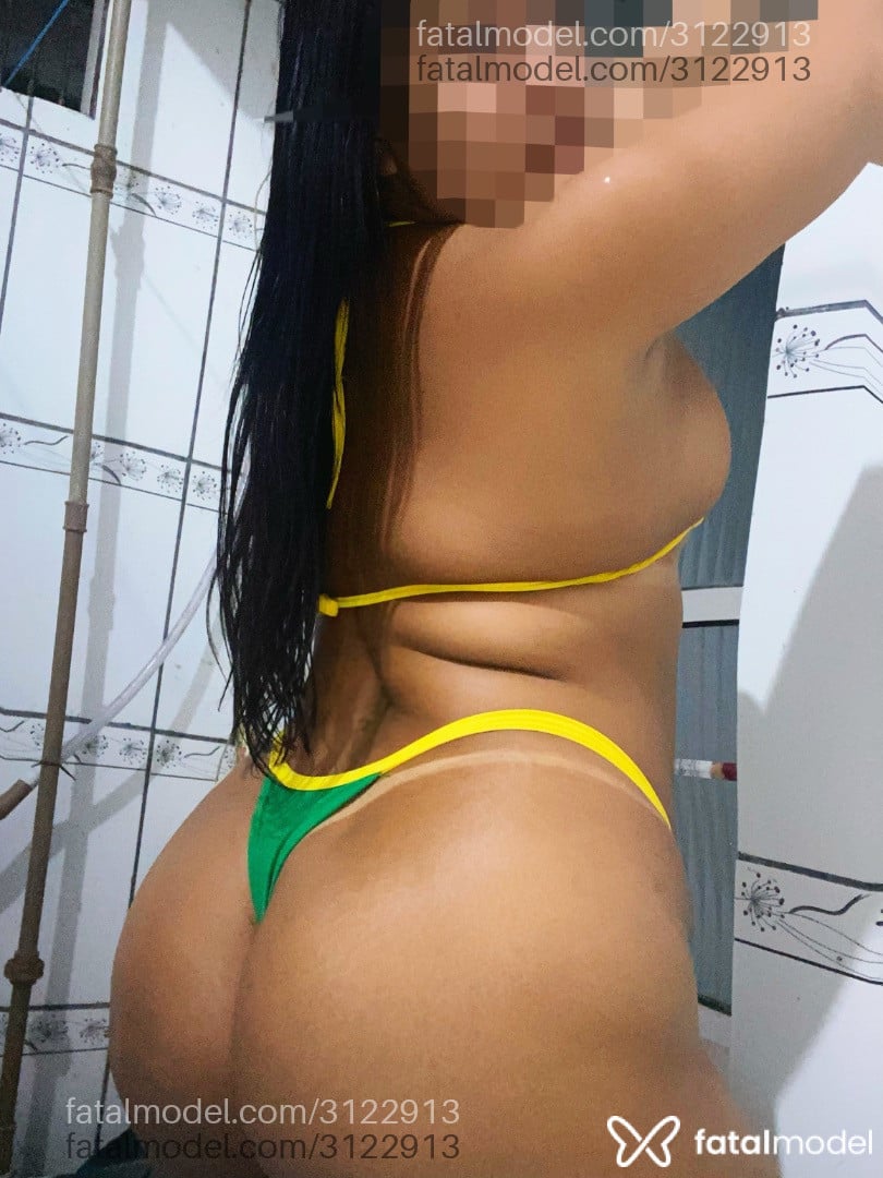Acompanhante mulher com cabelo castanho de olhos pretos - Esther