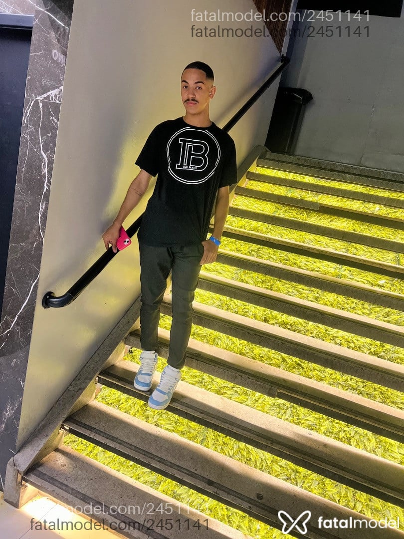 Acompanhante homem com cabelo castanho de olhos castanhos - Erick