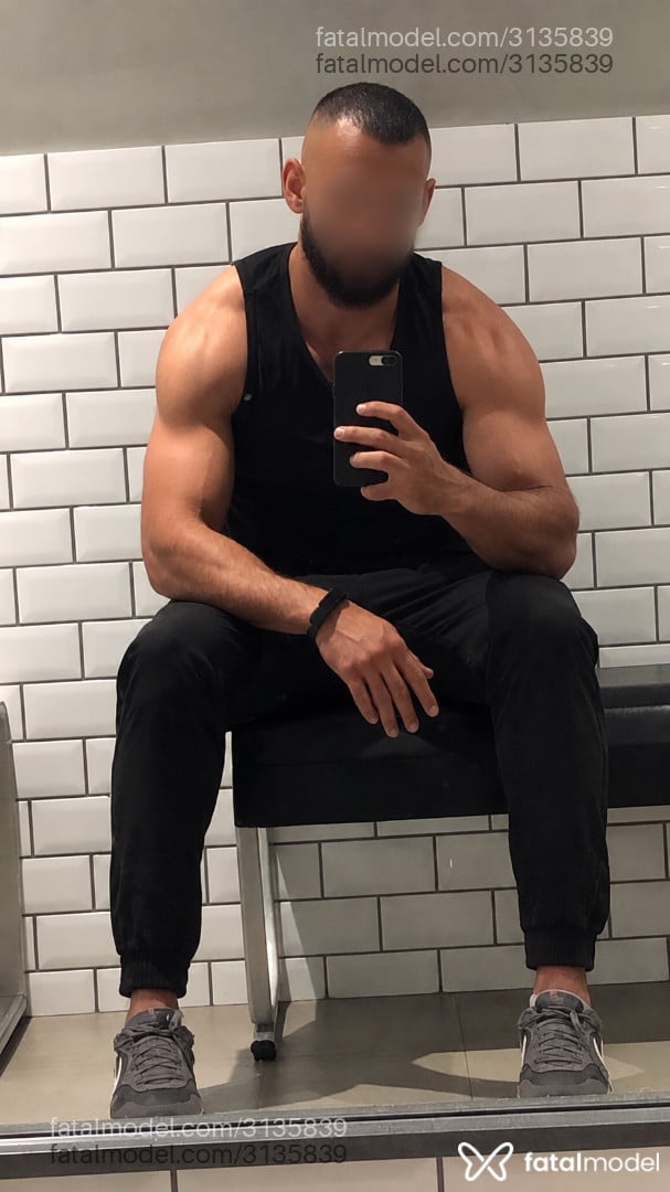 Acompanhante homem com cabelo grisalho de olhos pretos - Antônio
