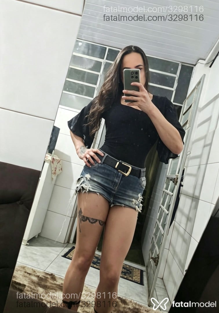 Acompanhante mulher trans com cabelo castanho de olhos castanhos - Fernanda Faria
