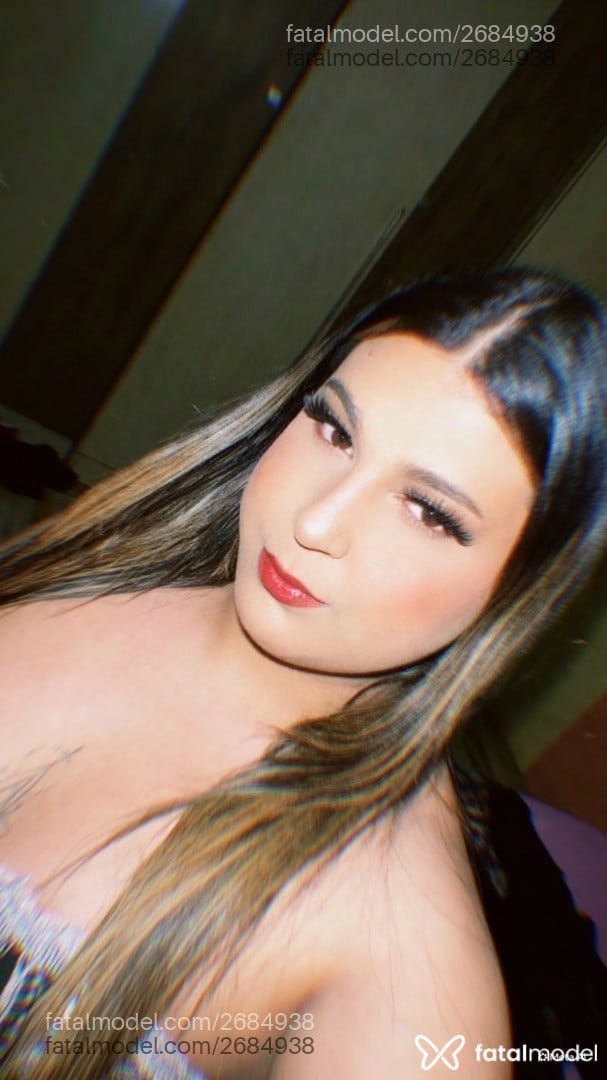 Acompanhante mulher trans com cabelo castanho de olhos castanhos - Madu Vascon
