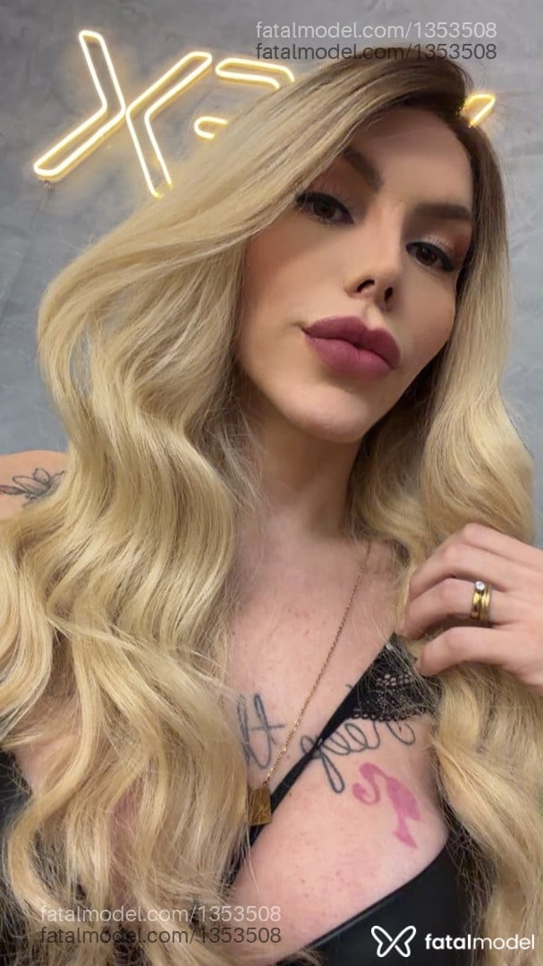 Acompanhante mulher trans loira (o) de olhos verdes - Alyce Freire