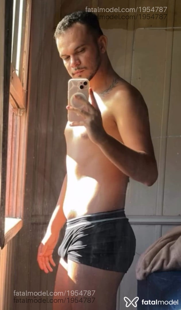 Acompanhante homem com cabelo castanho de olhos castanhos - Lucas