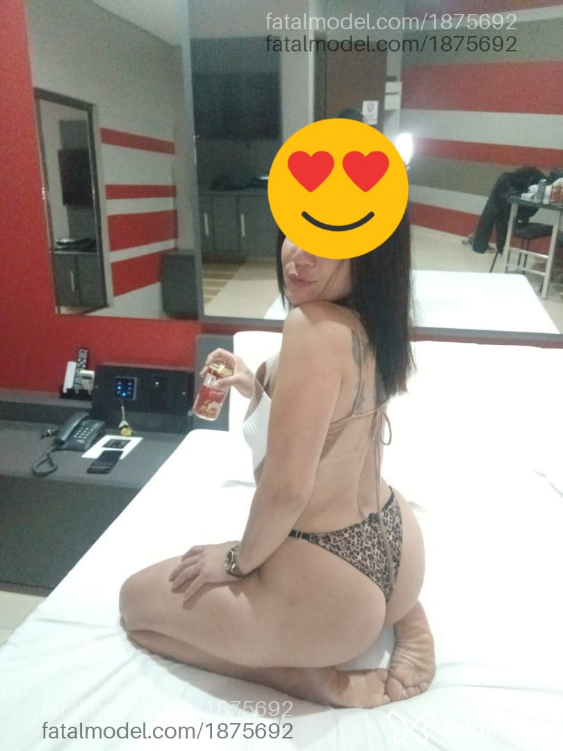 Acompanhante mulher com cabelo castanho de olhos castanhos - Lívia