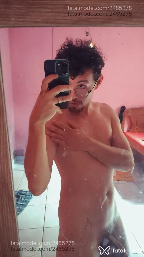 Acompanhante homem com cabelo castanho de olhos pretos - Novnho
