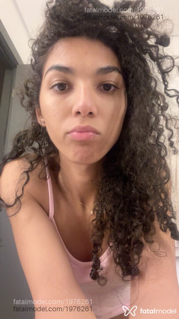 Acompanhante mulher trans com cabelo castanho de olhos castanhos - Sophie Brunnet