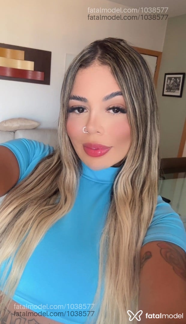 Acompanhante mulher com cabelo colorido de olhos castanhos - Ana Liz