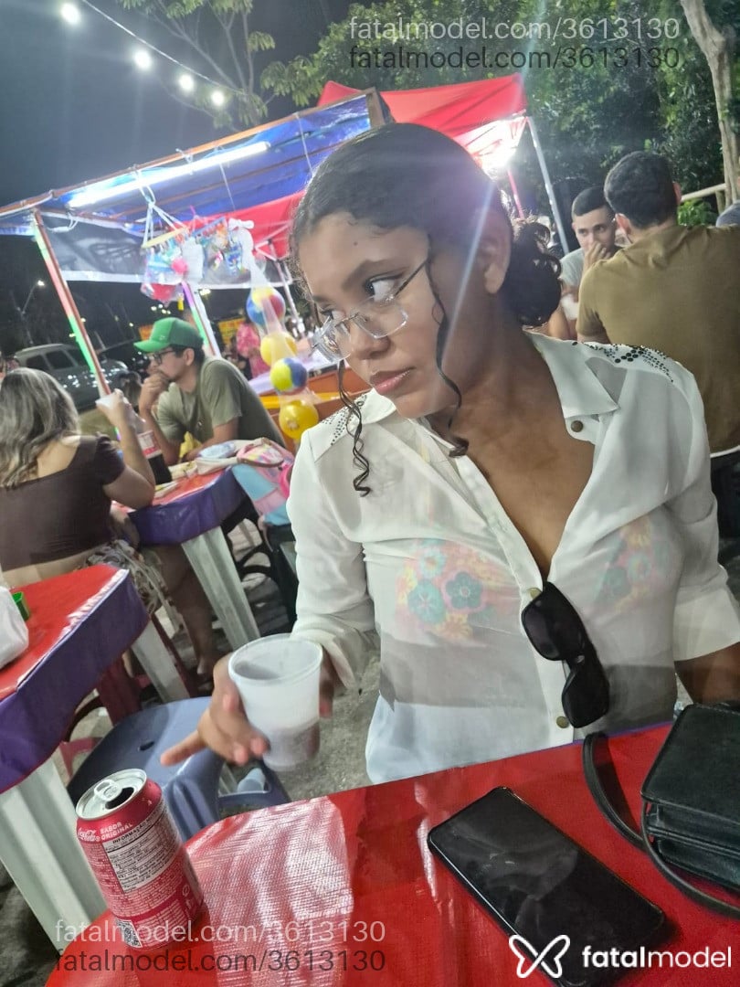 Acompanhante mulher com cabelo castanho de olhos castanhos - Vickye Silva
