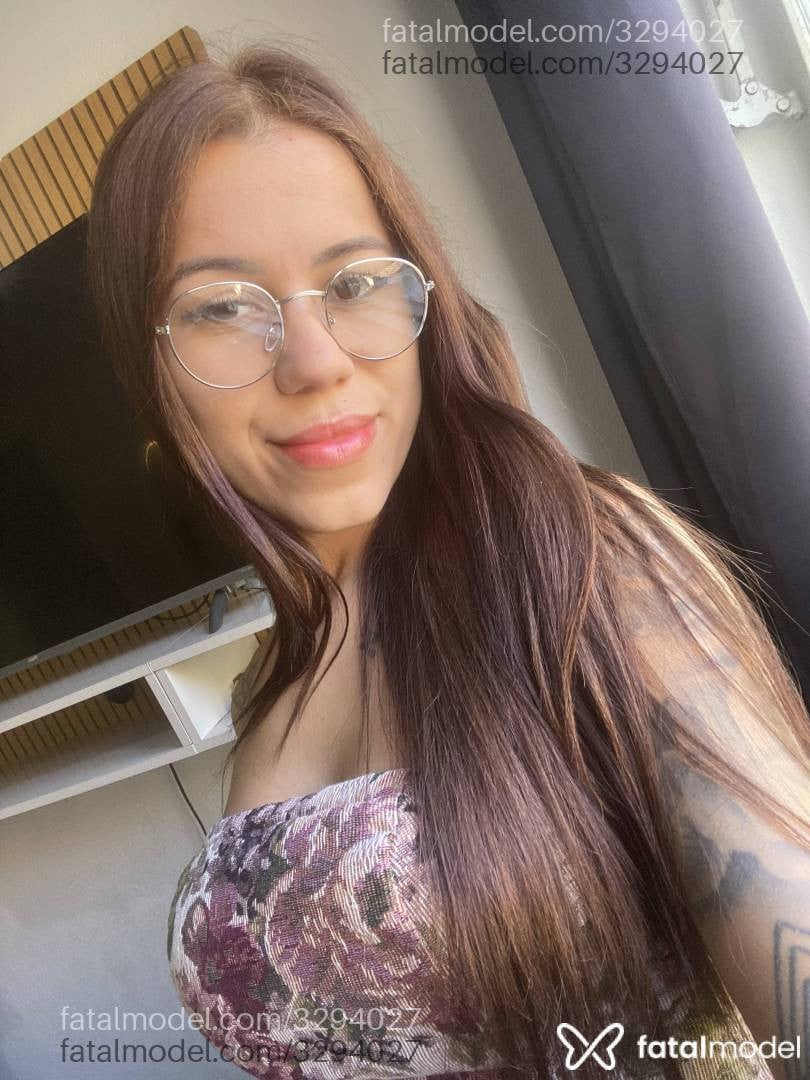 Acompanhante mulher com cabelo castanho de olhos castanhos - Thainá