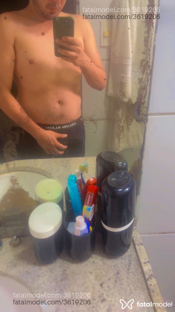 Acompanhante homem com cabelo castanho de olhos castanhos - Rodrigues