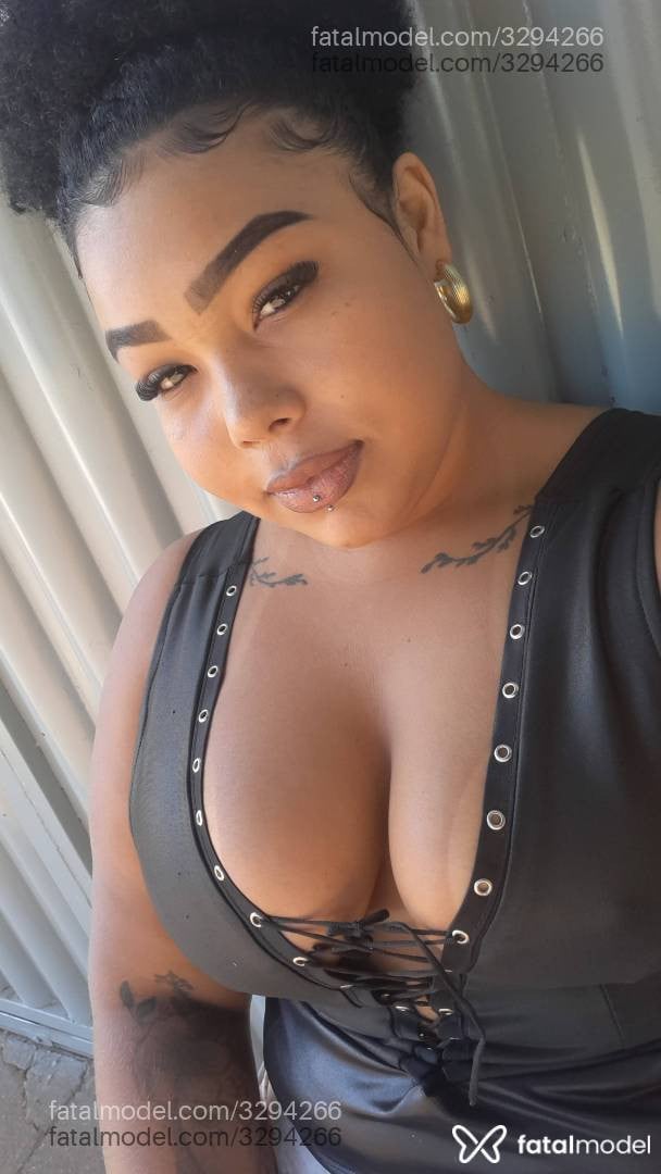 Acompanhante mulher morena (o) de olhos pretos - Morena