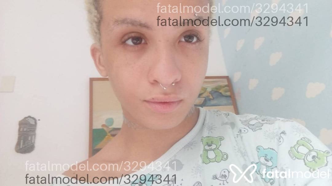 Acompanhante homem loira (o) de olhos castanhos em Virtual Acompanhante homem loira (o) de olhos castanhos em Virtual - Alex Konner