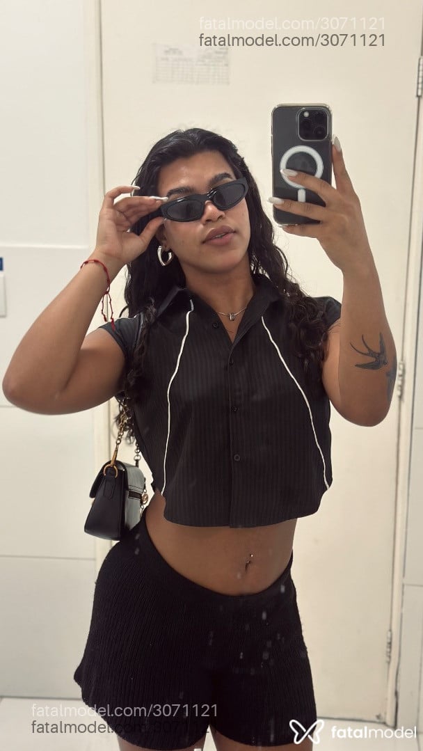Acompanhante mulher trans morena (o) de olhos castanhos - Munira Leal