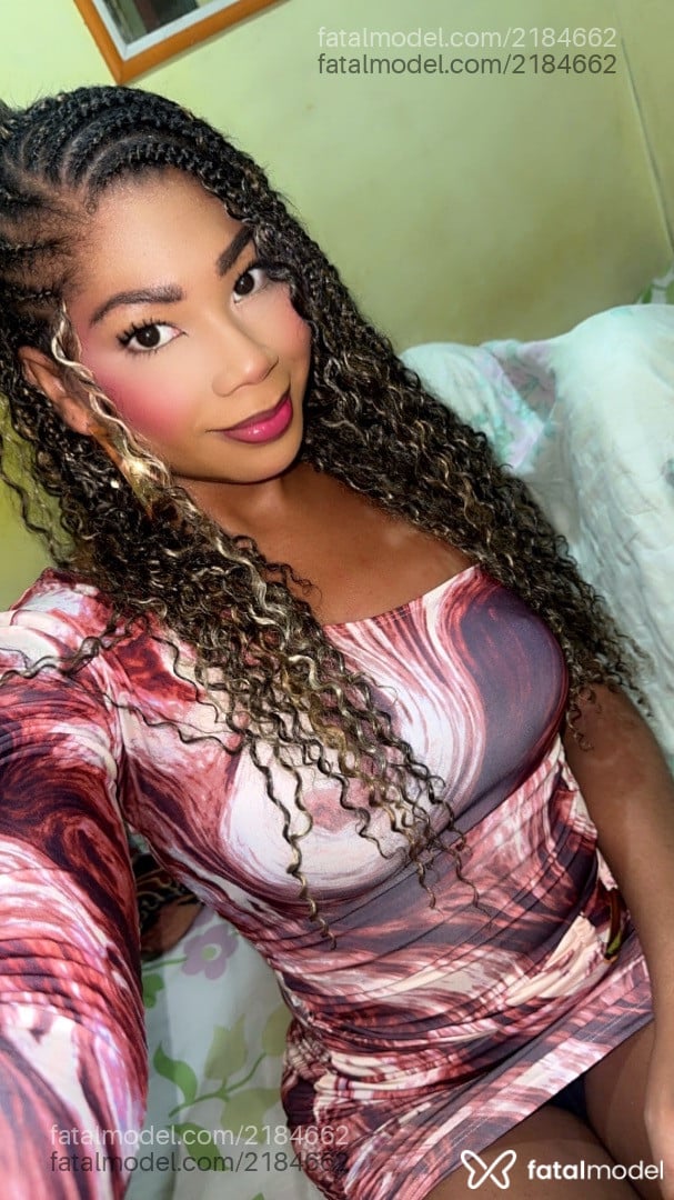 Acompanhante mulher trans com cabelo castanho de olhos castanhos - Caroline