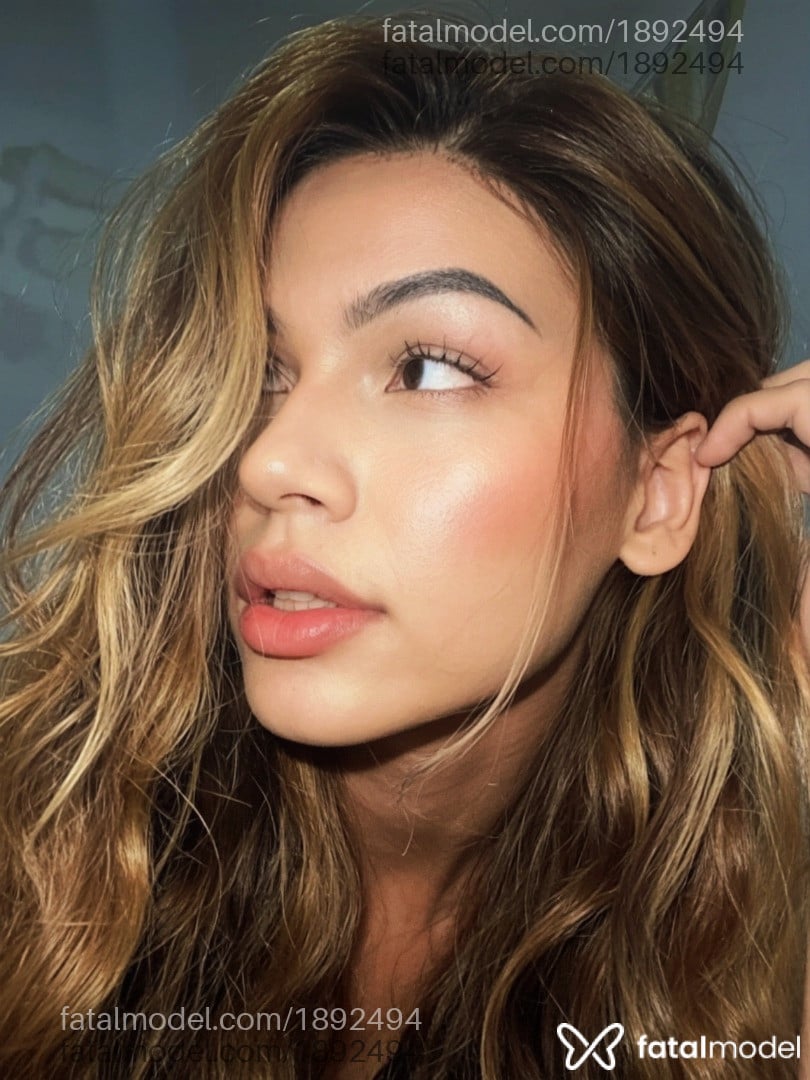 Acompanhante mulher trans morena (o) de olhos mel - Mia Fortunatto