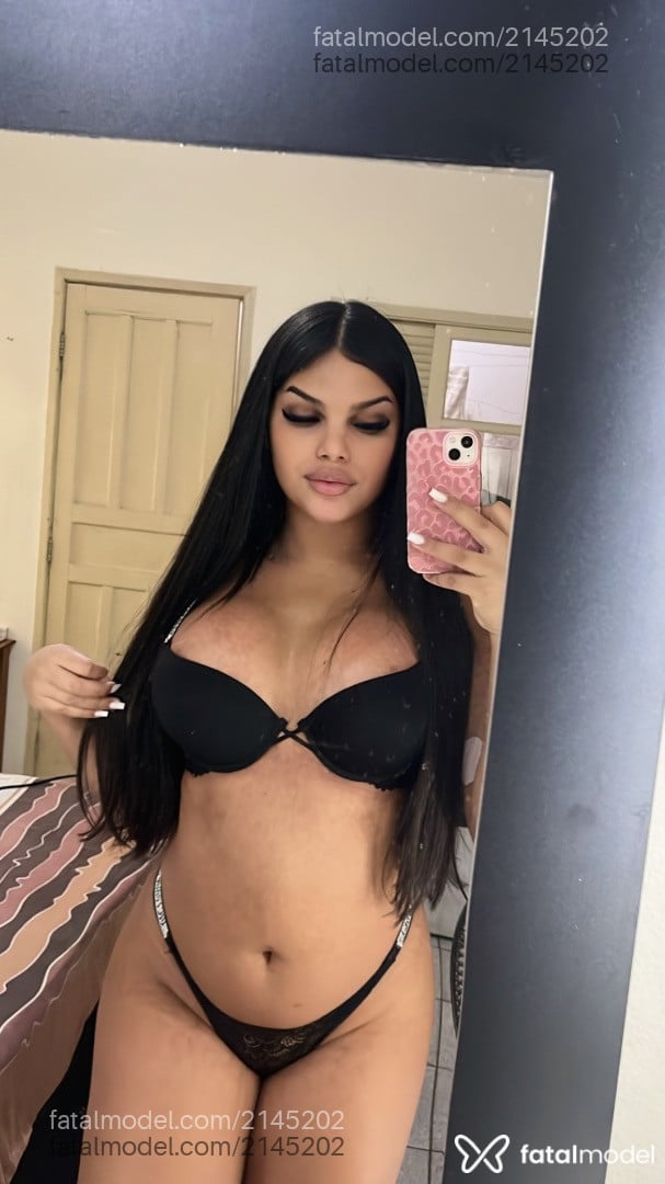 Acompanhante mulher trans morena (o) de olhos castanhos - Julia