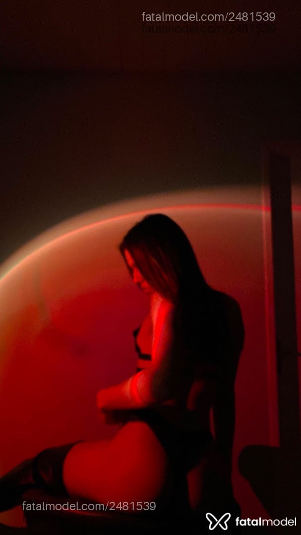 Acompanhante mulher trans morena (o) de olhos castanhos - Agatinha