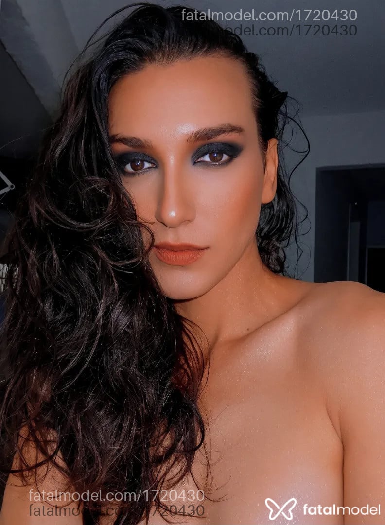 Acompanhante mulher trans morena (o) de olhos castanhos - Lua