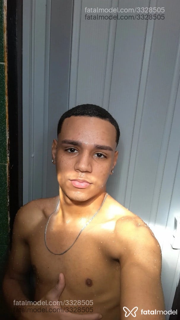 Acompanhante homem com cabelo castanho de olhos castanhos - Joao Pedro Farias