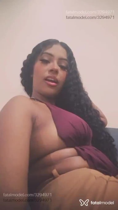 Acompanhante mulher morena (o) de olhos pretos - Zahir